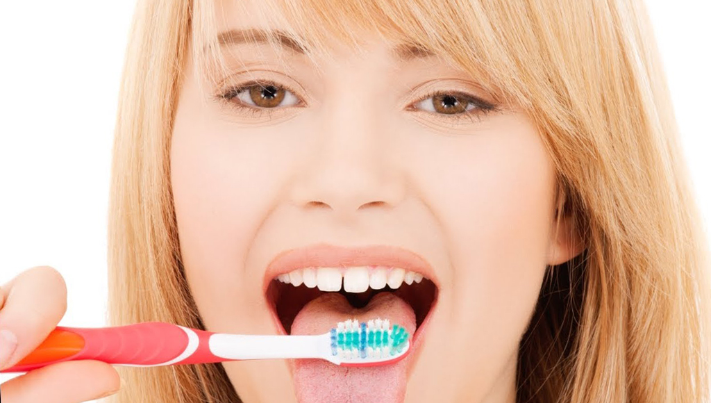 Регулярная чистка зубов и языка поможет избежать проблемы