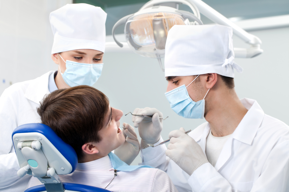 осмотр у стоматолога перед имплантацией