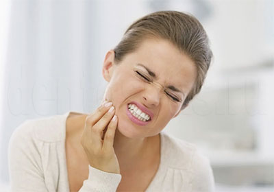 У девушки болит зуб
