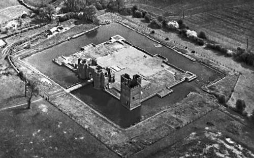 Замок Кэрби Мэкслоо (15 в.) в Англии после реставрации, 1950-е гг. Выявлены и реставрированы подлинные сохранившиеся части.