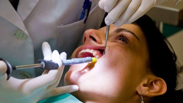 Операция по удалению зуба