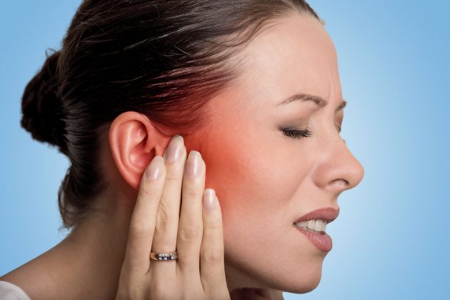 Почему возле уха болит челюсть
