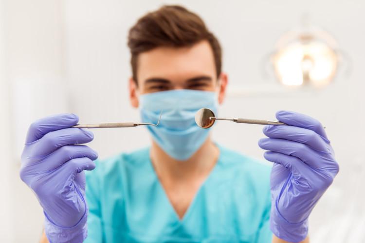 Кто такой дантист, чем он отличается от стоматолога, что есть общего у этих врачей?