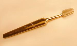 Кто изобрел или первый придумал зубную щетку с натуральной щетиной, и когда она появилась в России?