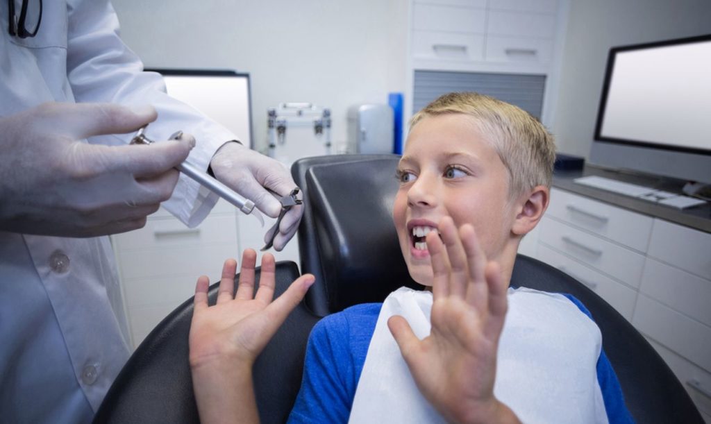 Мальчик у стоматолога