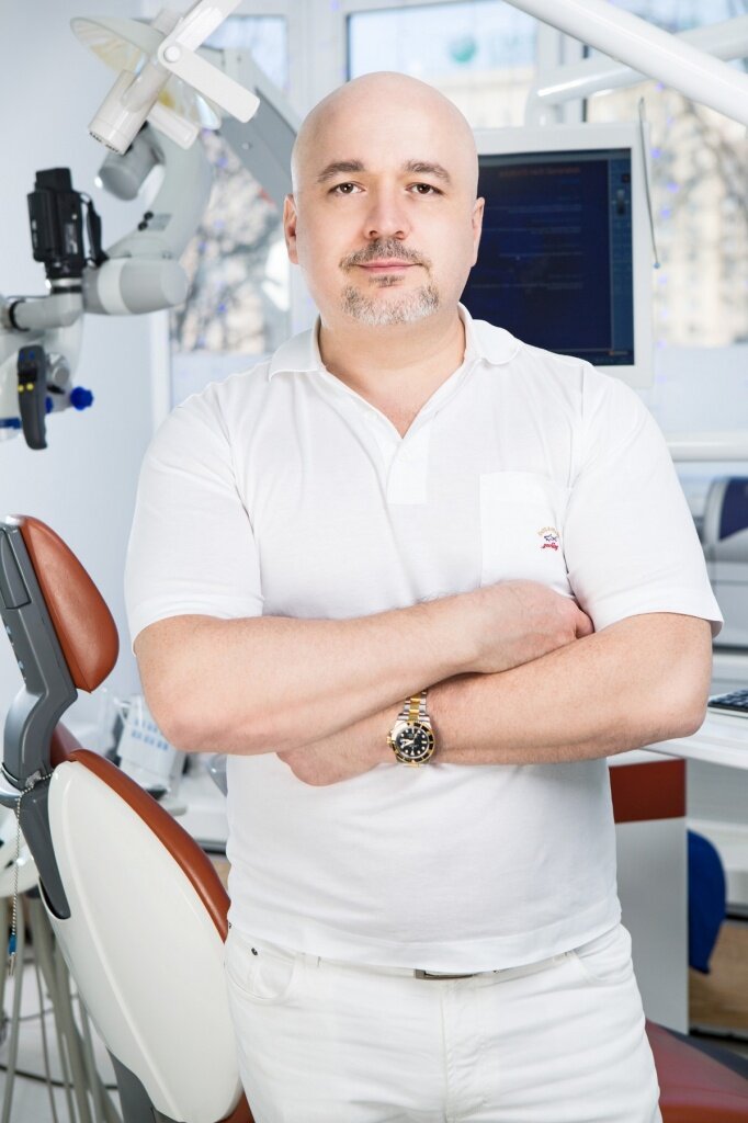 Магомед Дахгильков - челюстно-лицевой хирург, имплантолог, ортопед. Общий стаж работы - более 20 лет, более 5 тысяч проведенных операций на зубах