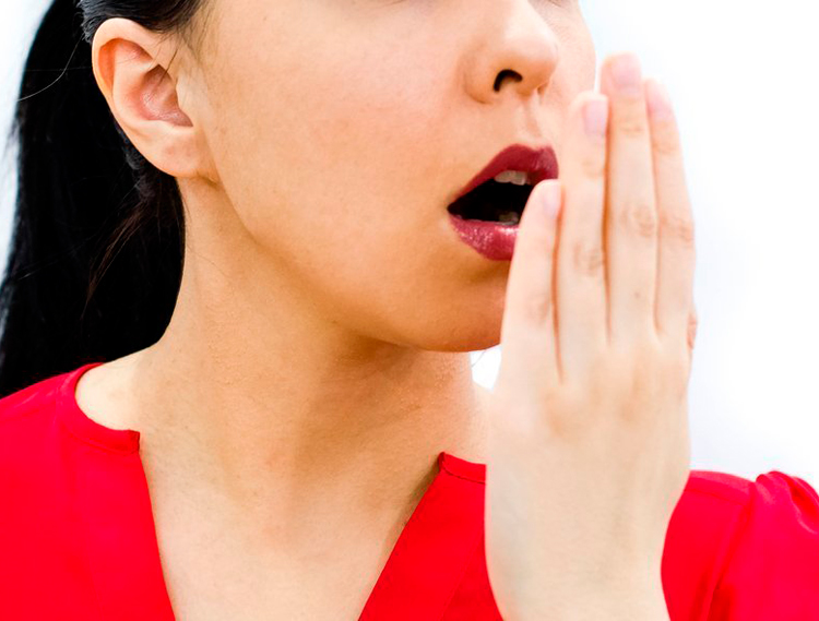 5 факторов, приводящих к появлению запаха из-под коронки