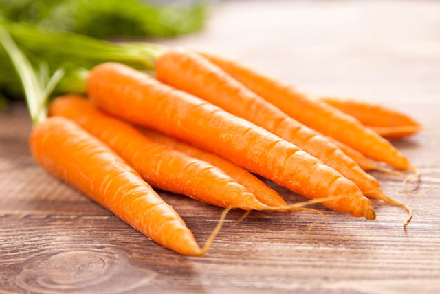 Сырая морковь, богатая бета–каротином, витаминами B, D, E, а также кальцием и фтором, укрепляющими зубную эмаль