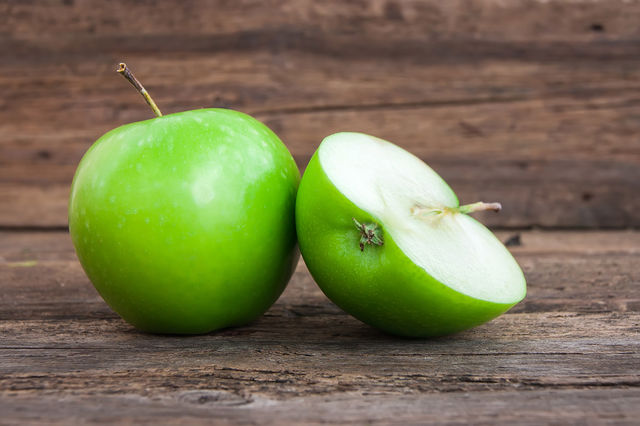 Яблоки, как и многие другие жесткие фрукты, насыщены ферментами, которые уничтожают бактерии, провоцирующие развитие кариеса