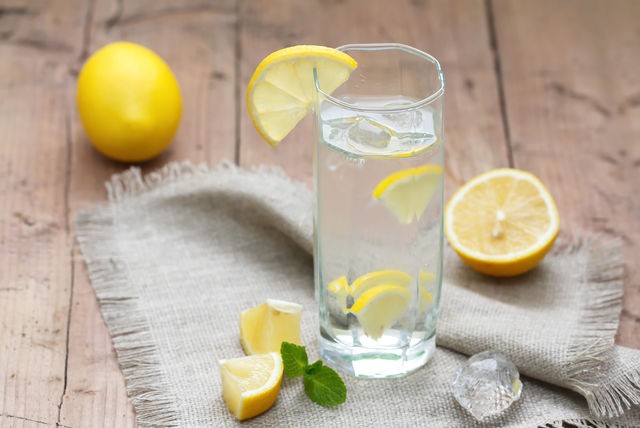 Обыкновенная или фторированная вода, а также вода с лимонов эффективно укрепляет зубную эмаль 