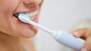 Для сохранения здоровья зубов важно правильно и регулярно ухаживать за ними