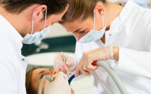Посещение стоматолога для очистки и лечения зуба 