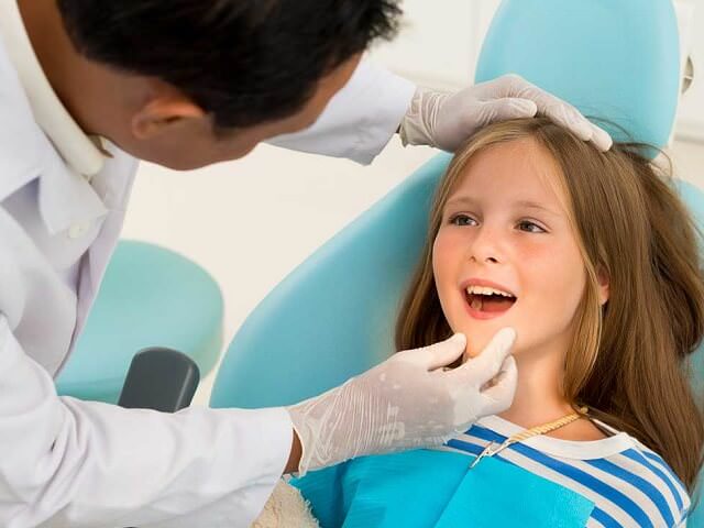 Ребенок на приеме у врача-ортодонта