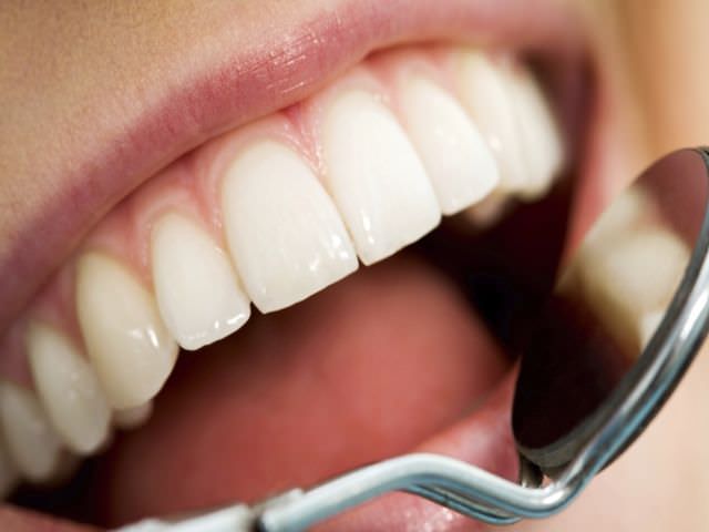 Как нужно лечить зубную эмаль