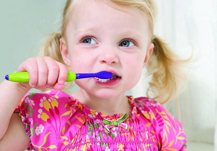 Как чистить молочные зубы