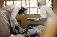 измерение давления больного лихорадкой Эбола